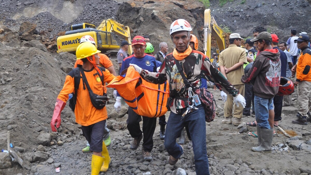  Tanah  Longsor di Tambang Pasir Jawa Tengah 8 Tewas