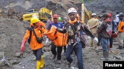 Anggota tim penyelamat membawa jenazah penambang setelah tanah longsor melanda Desa Srumbung di Magelang, 18 Desember 2017. (Foto: Antara/Anis Efizudin via REUTERS)