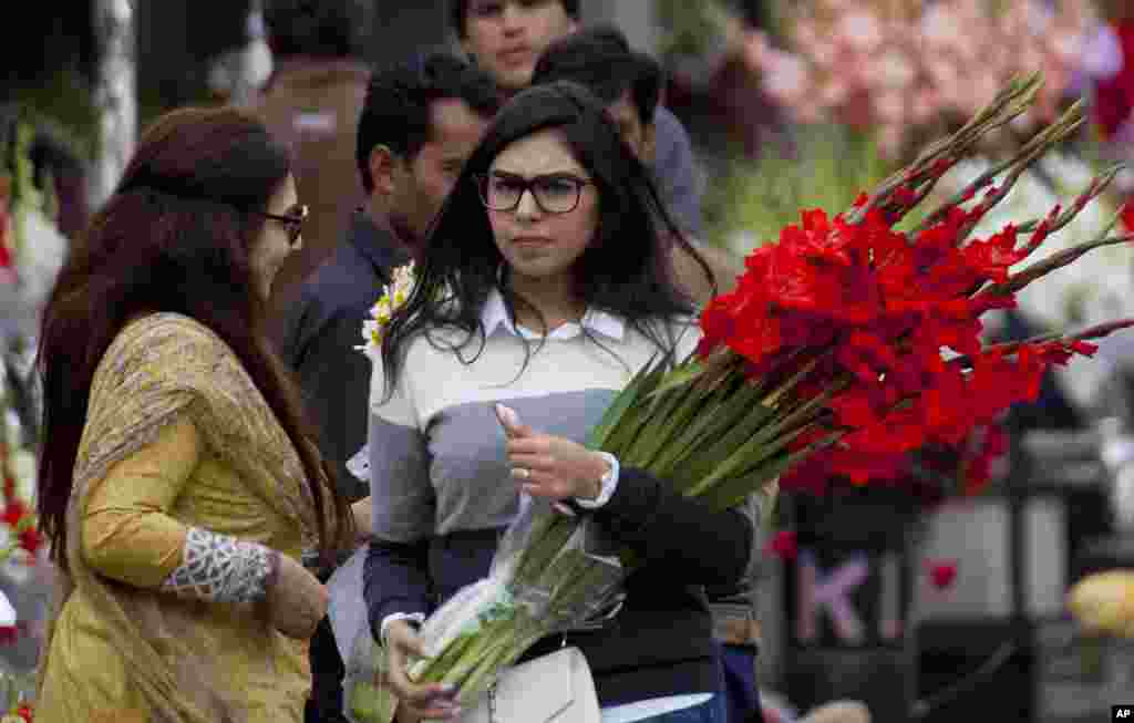 خرید گل های سرخ برای مراسم روز ولنتاین یا روز عشق یا روز عشاق در فرهنگ مسیحی. این عکس در پاکستان است، جایی که با حکم یک قاضی، جشن گرفتن این جشن، منع شده است.&nbsp;
