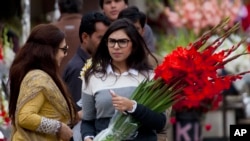 People buy flowers at a flower market, to celebrate Valentine's Day, in Islamabad, Pakistan, Tuesday, Feb. 14, 2017.