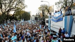 El presidente argentino Mauricio Macri habla a seguidores durante un evento de campaña por su reelección. Sábado 28 de septiembre de 2019.