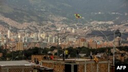 Niños vuelan una cometa en la Comuna 13, uno de los barrios históricamente más violentos de Medellín, Colombia 