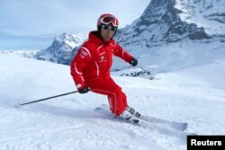 Chinese ski instructor Xu Zhongxing (L) skis on the Lauberhorn in front of the Eiger north face in the ski resort of the Jungfrau region, Jan. 8, 2014.