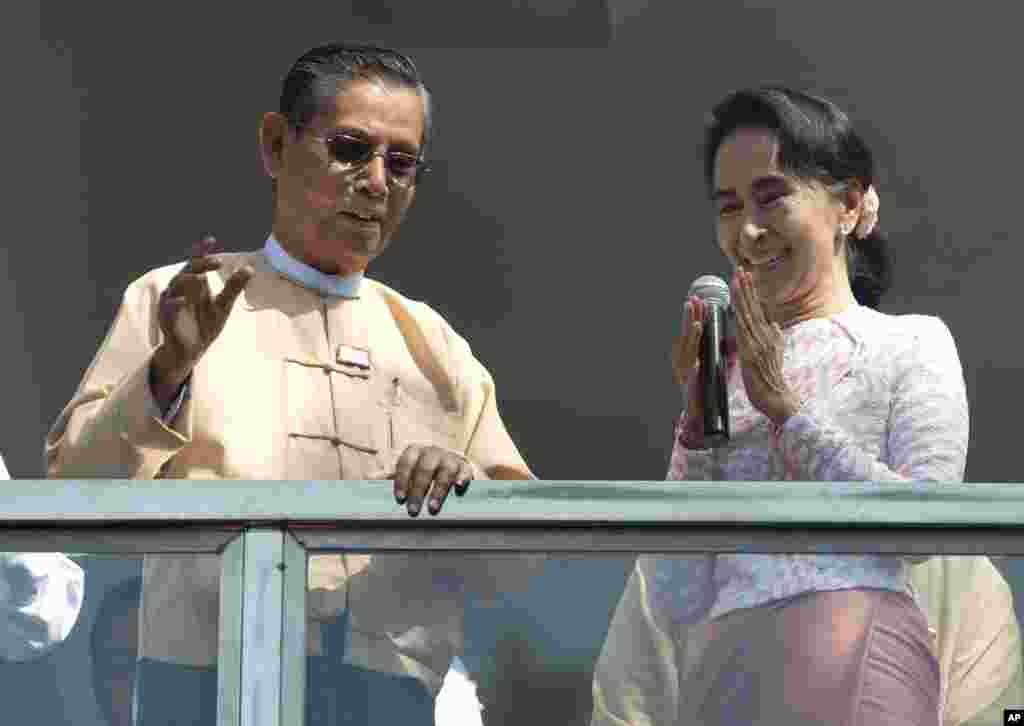 Pemimpin partai Liga Nasional Myanmar untuk Demokrasi (NLD), Aung San Suu Kyi, berpidato bersama patron partai Tin Oo dari balkon kantor pusat partainya di Yangon, Myanmar (9/11). (AP/Mark Baker)