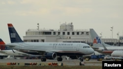 Para penumpang pesawat AS menghadapi serangkaian penundaan penerbangan sebagai dampak pemangkasan anggaran (foto: dok). 