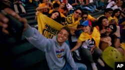 Venezolanos simpatizantes de la oposición, celebran la primera derrota que sufre el "Chavismo" en 17 años.