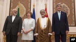 De izquierda a derecha, Javad Zarif, canciller iraní; Catherine Ashton, de la UE; Yussef bin Alawi, canciller de Omán; y John Kerry secretario de Estado de EE.UU., en Mascate, Oman.