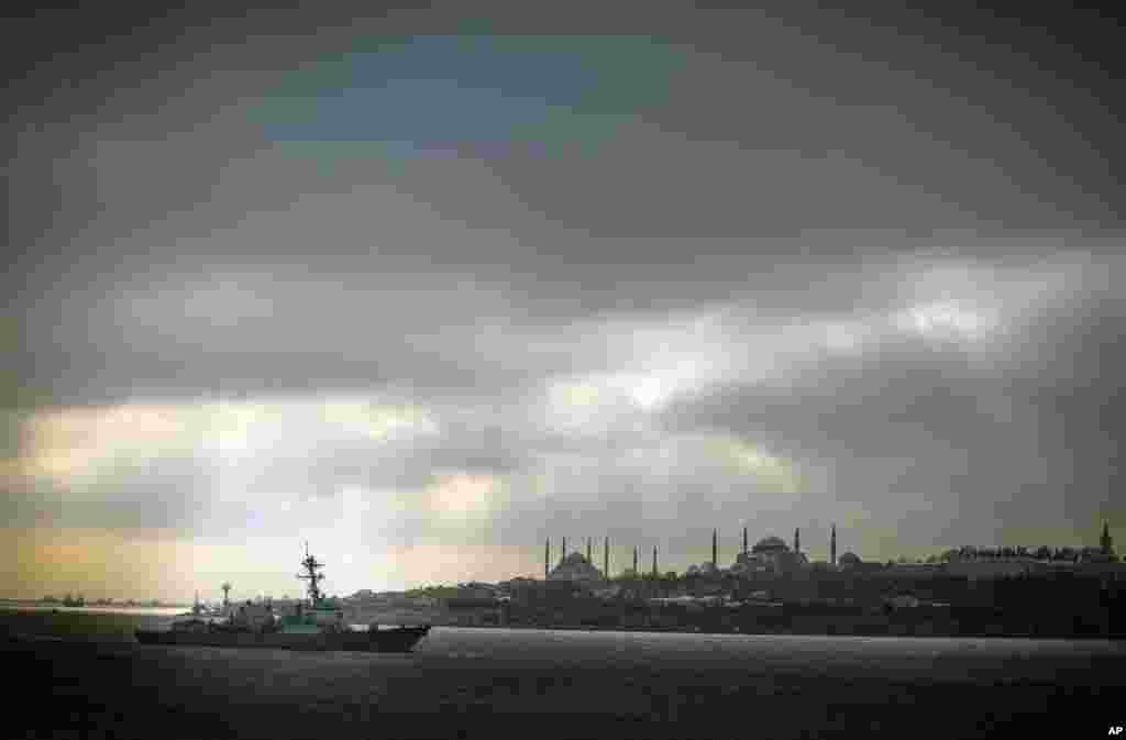 미 군함이 USS 트룩스턴이 터키 이스탄불의 흑해 연안을 항해하고 있다. 현재 로마.불가리와와 연합 훈련 중인 이 군함은, 러시아의 우크라이나 군사개입에 대비해 흑해 연안에서 경계근무를 설 예정이다.