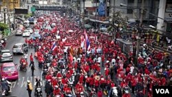 Puluhan ribu demonstran Kaos Merah berpawai jalanan kota Bangkok, Minggu (1/23).