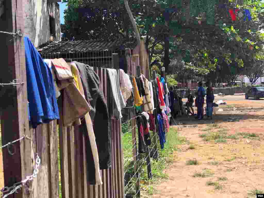 Ropa tendida a las afueras del refugio improvisado creado por venezolanos en el vecindario Jardim Floresta, fronterizo de Brasil. Foto: Celia Mendoza - VOA