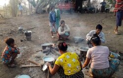 Dalam foto dari seorang sumber yang dirahasiakan menunjukkan sejumlah warga dari Desa King menyiapkan makanan setelah mereka melarikan diri dari bentrokan antara warga dan militer Myanmar di Kotapraja Kani, wilayah Sagaing, 7 Mei 2021.