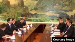 国民党主席朱立伦和中共总书记习近平等人在北京人民大会堂举行会谈（2015年5月4日，中国国民党提供）