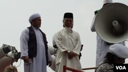 Mantan Penasihat lembaga Komisi Pemberantasan Korupsi (KPK) Abdullah Hehamahua saat mengikuti aksi di sekitar gedung Mahkamah Konstitusi pada Jumat (14/6). (VOA/Sasmito)