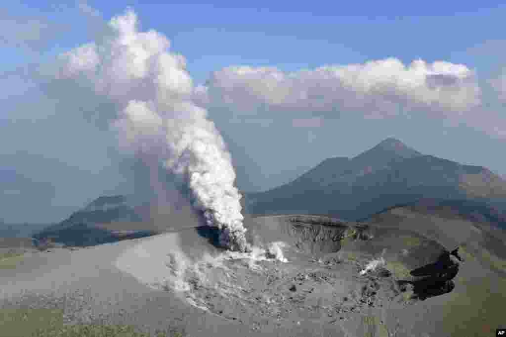 Gunung berapi Shinmoe mengeluarkan asap dan abu vulkanik setelah meletus di Kirishima, Kagoshima, Jepang.