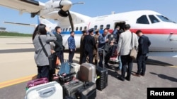 북한 풍계리 핵실험장 폐기 행자 취재를 위해 23일 한국 정부 수송기 편으로 방북한 한국 기자단이 원산 갈마 공항에 도착했다.