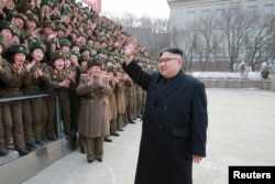 북한 김정은 국무위원장이 조선인민군 제966대연합부대 지휘부대를 시찰하고 훈련 실태와 전투동원 준비 상태를 점검했다고, 조선중앙통신이 1일 보도했다.