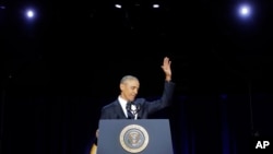 바락 오바마 미국 대통령이 10일 시카고 맥코믹플레이스에서 고별 연설을 마친 뒤 손을 들어 인사하고 있다. 