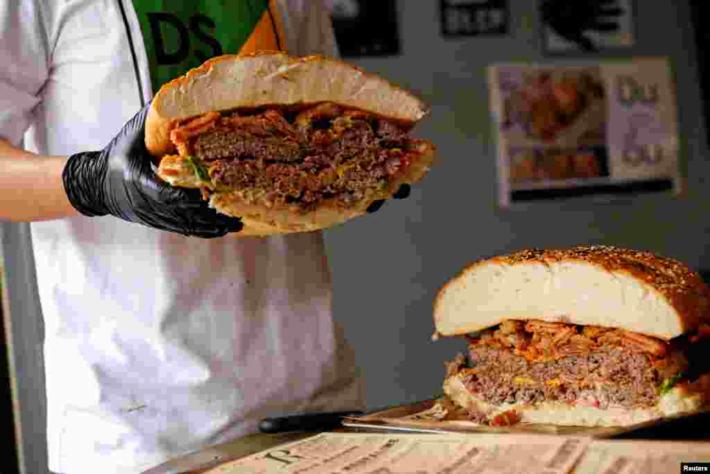 A chef holds up what it is believed to be Thailand&#39;s biggest burger weighing more than 6 kilograms, before a competition held to eat it, at the Chris Steaks &amp; Burgers restaurant in Bangkok.