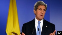 El secretario Kerry dijo que el tema de los asentamientos se resuelve mejor con la solución de los problemas de seguridad y las fronteras durante las conversaciones.