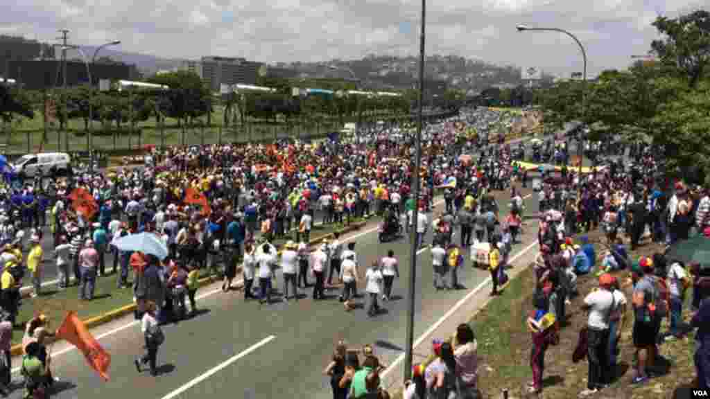 La multitud se reunió en la autopista Francisco Fajardo de Caracas.