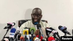 Aliou Sall, le frère du président Macky Sall, s'exprime dans une conférence de presse à Dakar, Sénégal le 3 juin, 2019. 