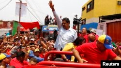 Capres Venezuela, Nicolas Maduro (baju putih) saat melakukan kampanye Pilpres di negara bagian Barinas (2/4). 