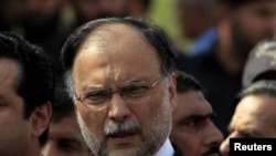 លោក Ahsan Iqbal រដ្ឋមន្ត្រី​ក្រសួង​មហាផ្ទៃ​របស់​ប៉ាគីស្ថាន​ថ្លែង​ទៅ​កាន់​សារព័ត៌មាន​នៅ​ខាង​ក្រៅ​តុលាការ​នៅ​ក្នុង​ក្រុង Islamabad ប្រទេស​ប៉ាគីស្ថាន កាលពី​ថ្ងៃទី២ ខែតុលា ឆ្នាំ២០១៧។