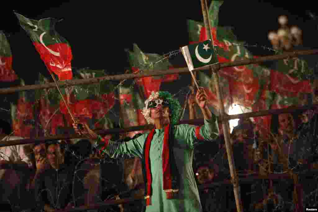 دھرنے کے بعض شرکا اپنے مخصوص لباس اور انداز سے لوگوں کی توجہ کا مرکز بنے ہوئے ہیں۔