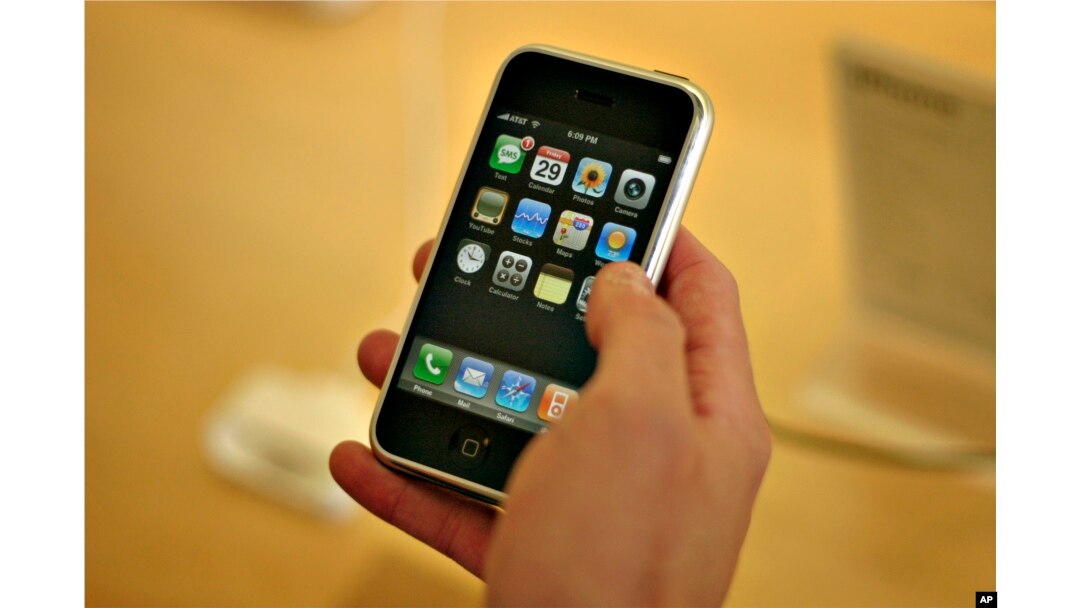 Seorang pelanggan mencoba iPhone pertamanya
