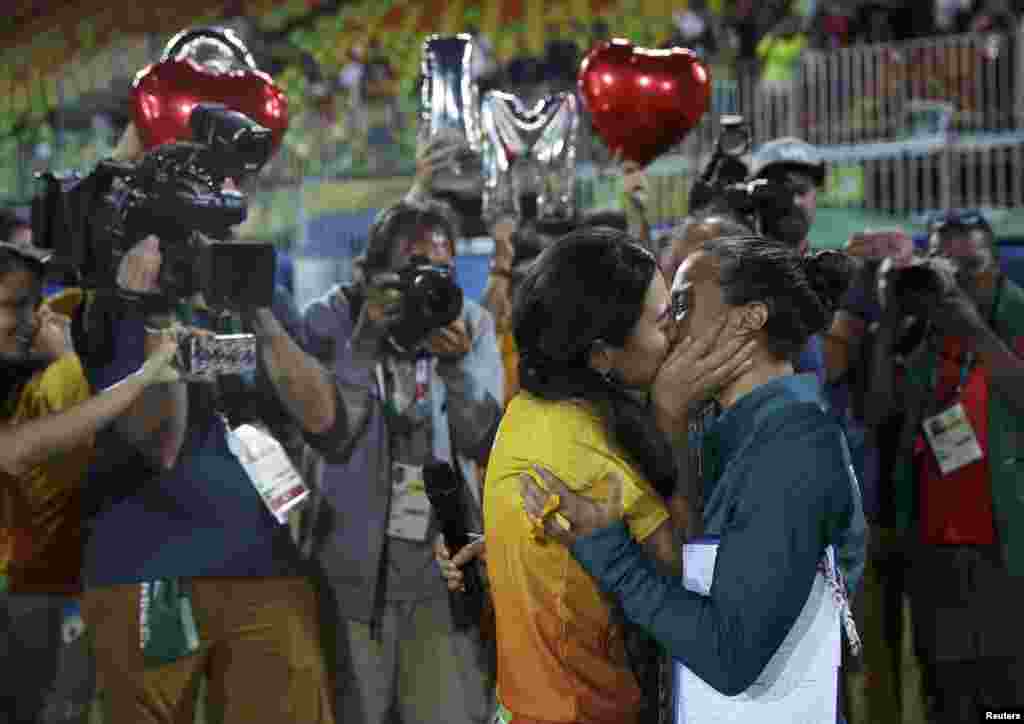 La rugbywoman Isadora Cerullo embrasse Marjorie, une bénévole, après avoir accepté sa demande en mariage, Rio de Janeiro, Brésil, le 8 août 2016.