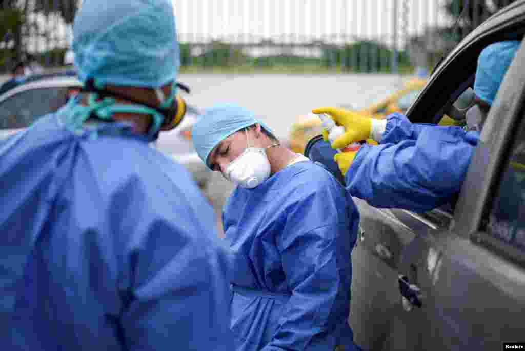 Un trabajador sanitario es rociado con desinfectante en el Hospital General Guasmo Sur después de que Ecuador reportó nuevos casos de coronavirus, en Guayaquil, Ecuador, 1 de abril de 2020.
