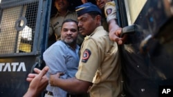 警察将在2006年孟买火车连环爆炸案的嫌疑男子从监狱护送到印度孟买的法院（ 2015年9月30日）