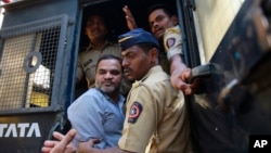 Một trong những người đàn ông bị buộc tội trong vụ đánh bom xe lửa Mumbai năm 2006 được cảnh sát giải từ nhà tù đến một tòa án ở Mumbai, Ấn Độ, ngày 30/9/2015.