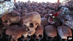 Foro de archivo donde cientos de cráneos de víctimas del genocidio ruandés descansan en un monumento conmemorativo frente a una iglesia en Ntarama, al sur de Kigali, donde unas 5.000 personas fueron masacradas en abril de 1994.