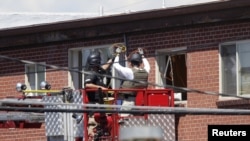 Các chuyên viên chất nổ làm việc bên ngoài căn hộ của James Holmes ở Aurora, Colorado, 21/7/2012