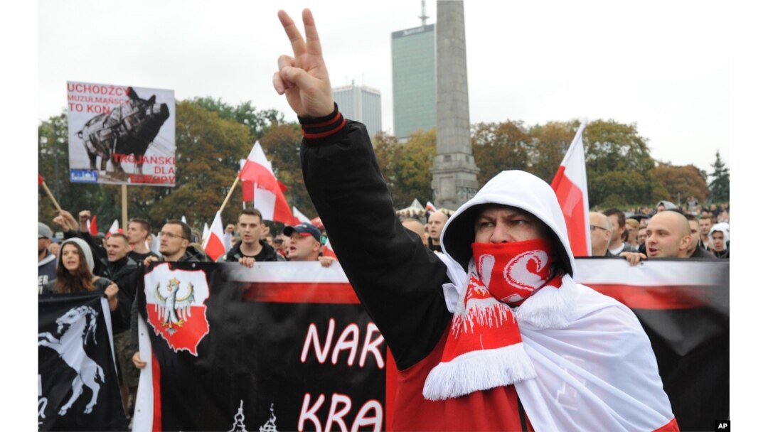 Người biểu tình hô khẩu hiệu chống di dân tại trung tâm thành phố Warsaw, Ba Lan.