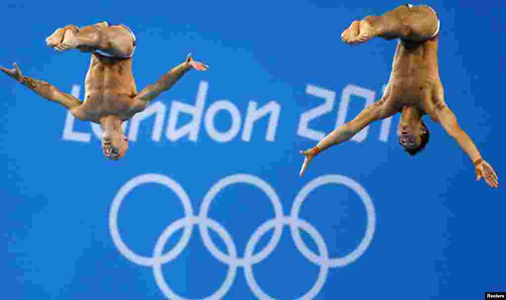 Tom Daley, derecha, y Peter Waterfield saltan de la plataforma de 10 metros, durante los clavados de las olimpiadas de Londres, en julio.