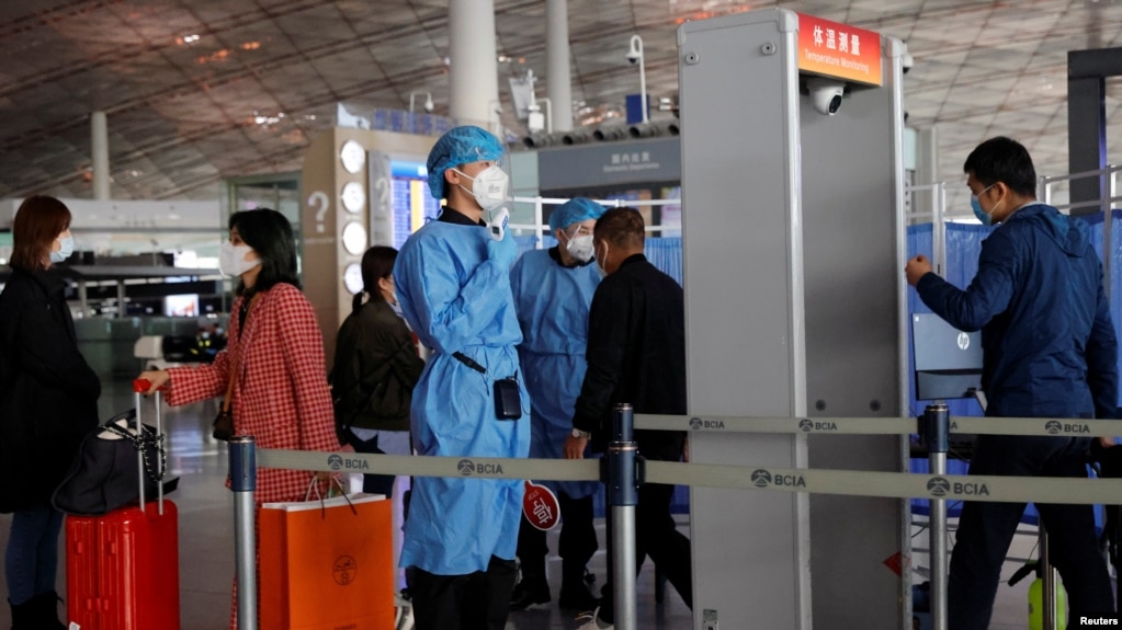 医护人员在检测进入北京机场的旅客的体温。（2020年11月5日）(photo:VOA)