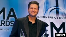 Blake Shelton ເຈົ້າຂອງລາງວັນນັກຮ້ອງຊາຍດີເດັ່ນແຫ່ງປີ ແລະ ຊຸດເພງແຫ່ງປີ "Based on a True Story" ໃນພິທີ
ມອບລາງວັນຄັ້ງທີ 47 ລູກທົ່ງອາເມຣິກັນ ຫຼື Country Music Association Awards ໃນນະຄອນ ແນັສວີລ, (Nashville), ລັດເທັນນັສສີ (Tennessee), 6 ພະຈິກ 2013. 