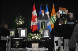 جاستین ترودو، نخست‌وزیر کانادا، در حال سخنرانی در مراسم گرامیداشت یاد قربانیان سرنگونی هواپیمای مسافربری اوکراینی پرواز پی‌اس‌٧۵۲؛ ادمونتون، کانادا. یکشنبه ۲۲ دی ۱۳۹۸