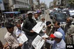 Warga di Karachi, Pakistan, membeli surat kabar yang melaporkan pembunuhan terhadap Osama bin Laden, Senin (2/5).