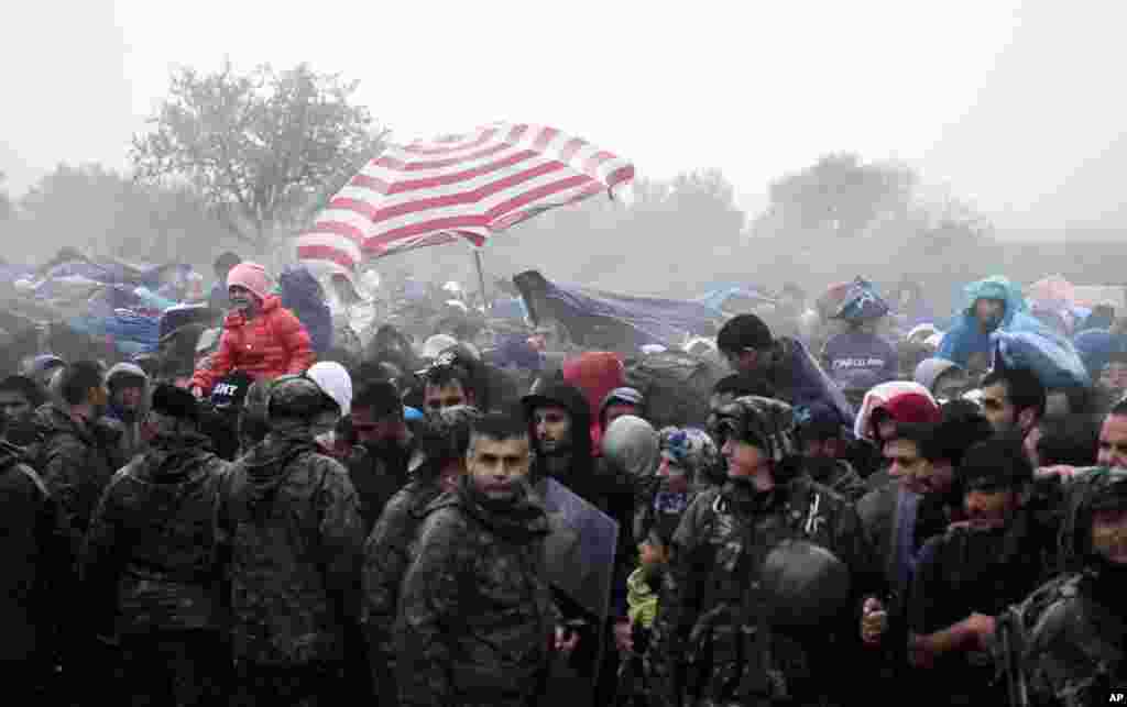 Refugiados e migrantes aguardam para atravessarem da vila grega Idomeni (a norte do país) para a Macedónia. Set. 10, 2015