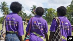 Warga desa Aero, Bougainville Tengah, berkumpul dalam suatu upacara, April 2018. (Foto: dok). Warga Bougainville akan mulai memberikan memberikan suara dalam referendum bersejarah, Sabtu, 23 November 2019.