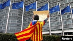 Cataloniaအလံဝတ်ပြီး European Commission ရုံးရှေ့ ဆန္ဒပြ 