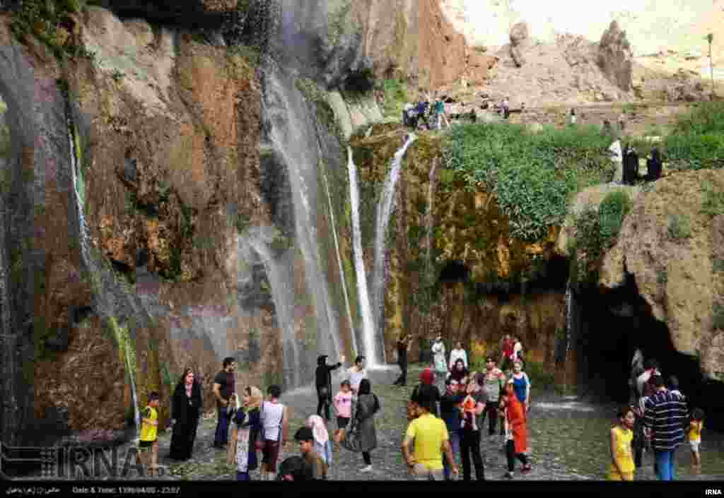 آبشار سمیرم با ارتفاع ۳۵ متر در ۱۶۰ کیلومتری جنوب اصفهان، در اعماق تنگه‌ای به همین نام با دیواره‌های سنگی واقع شده است. عکس: زهرا باغبان