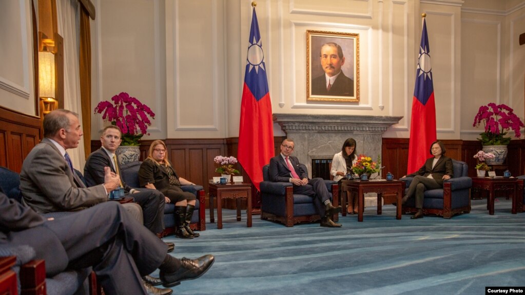 台湾总统蔡英文2019年5月6日在总统府会见参加“台美国防产业论坛”代表团 (台湾总统府照片)