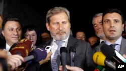 Договори доцна во ноќта: еврокомесарот Јоханес Хан ја објави веста за спогодбата на прес-конференција, со политичките водачи покрај себе 