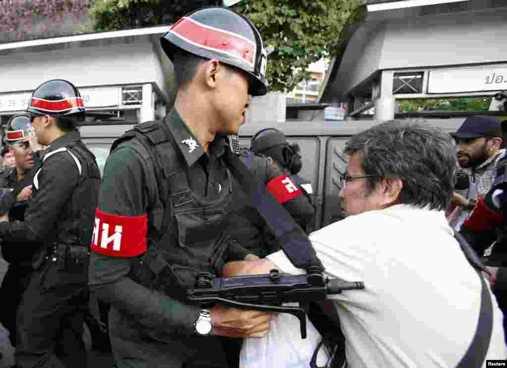 Tailand poytaxti Bangkokda askarlar namoyishchilarni tarqatishga urinmoqda.