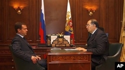 Billionaire publisher Alisher Usmanov, right, with Russian President Dmitry Medvedev, Sept. 2008 (file photo).