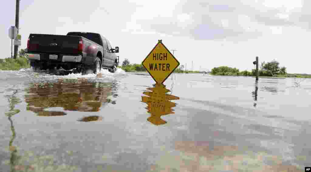 وضعیت جاده ها و رفت و آمد خودروها پس از توفان هاروی در ایالت تگزاس